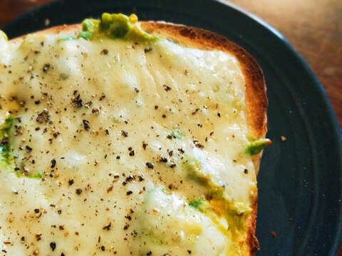 朝ごはん アボカドトースト